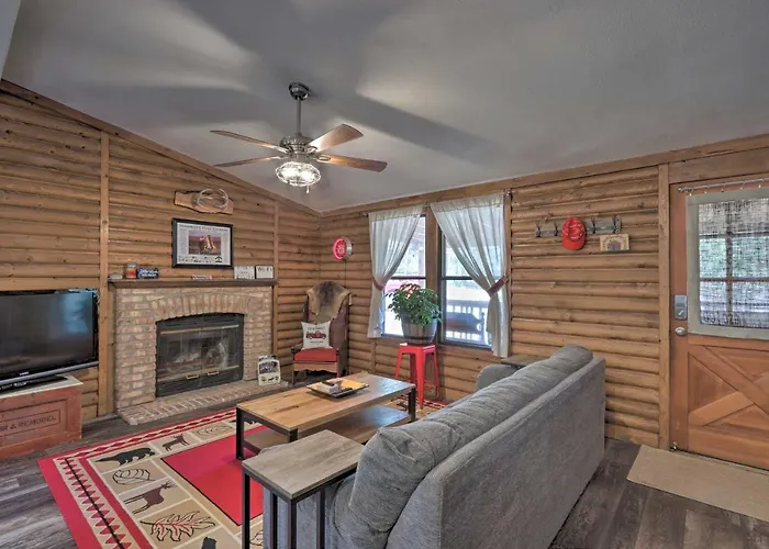 Updated Strawberry Family W/ 2 Private Decks Holiday home Pine